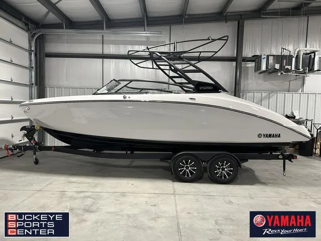 The Image of Yamaha 252SD 2025 - 1