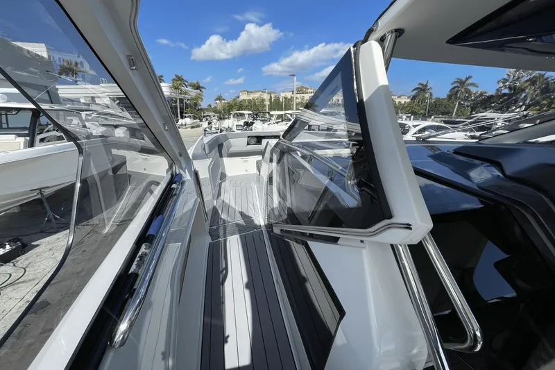 Slide: The Image of Galeon 325 GTO 2023 - 19