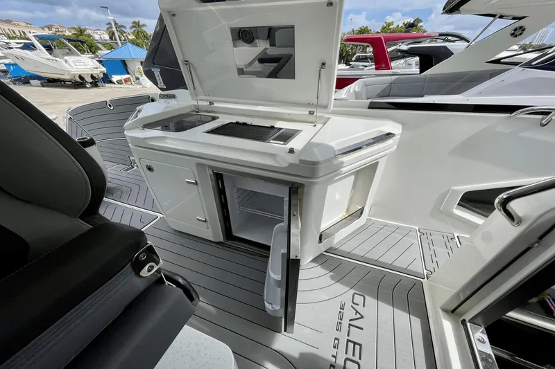 Slide: The Image of Galeon 325 GTO 2023 - 12