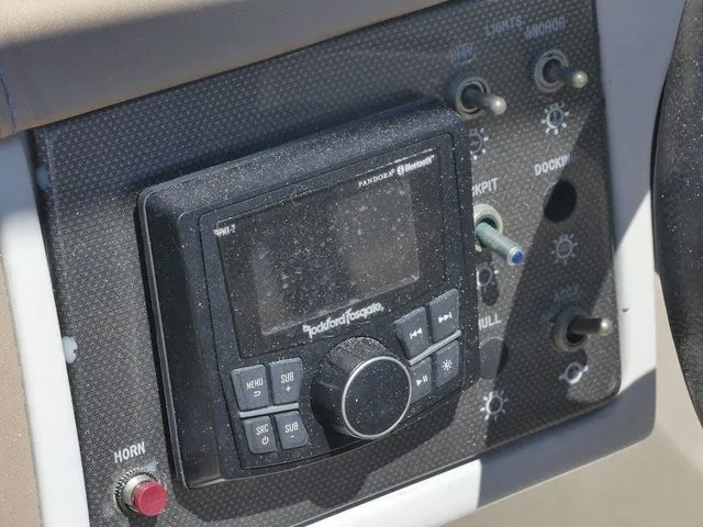 Slide: The Image of Sea Ray SDX 270 2017 - 17