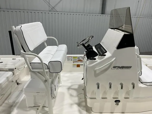 Slide: The Image of Skeeter SX221 2025 - 10