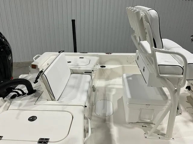 Slide: The Image of Skeeter SX221 2025 - 11