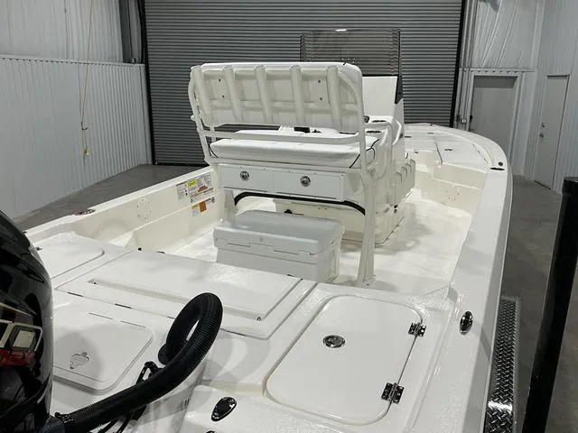 Slide: The Image of Skeeter SX221 2025 - 13