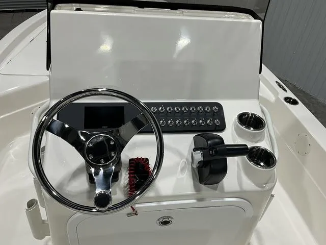 Slide: The Image of Skeeter SX221 2025 - 14