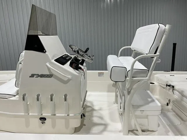 Slide: The Image of Skeeter SX221 2025 - 15