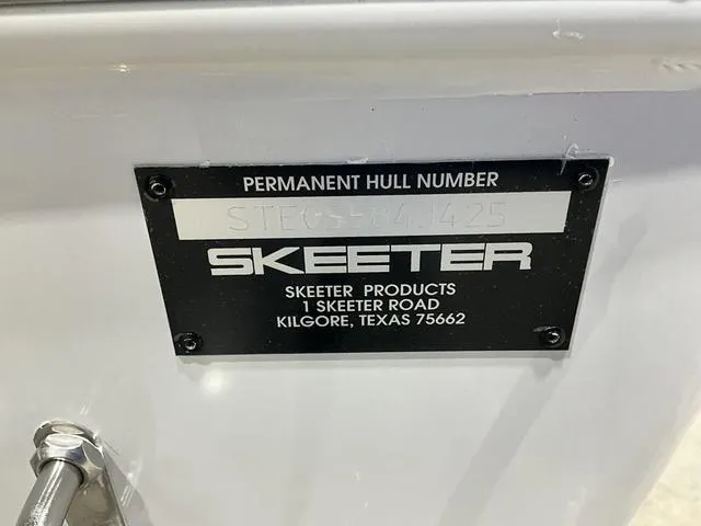 Slide: The Image of Skeeter SX221 2025 - 16