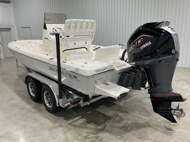 Slide: The Image of Skeeter SX221 2025 - 3