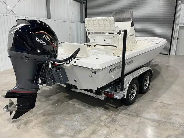 Slide: The Image of Skeeter SX221 2025 - 4