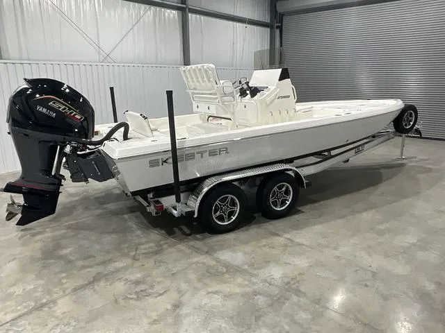 Slide: The Image of Skeeter SX221 2025 - 6