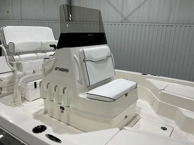 Slide: The Image of Skeeter SX221 2025 - 9