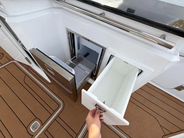 Slide: The Image of Cobalt R33 Surf 2025 - 15