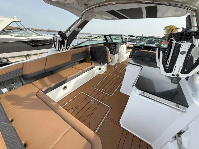 Slide: The Image of Cobalt R33 Surf 2025 - 10