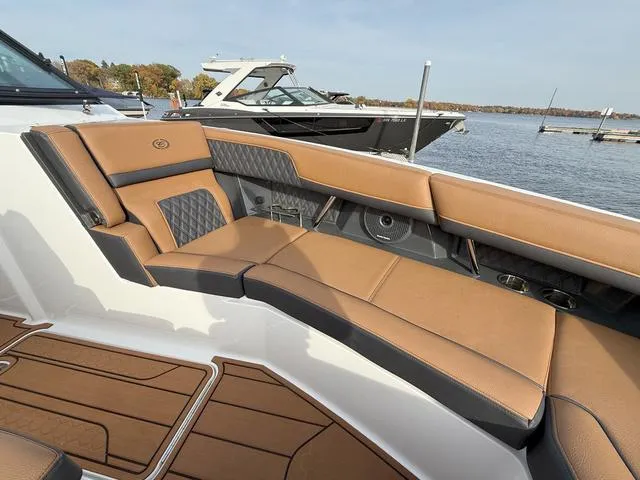 Slide: The Image of Cobalt R33 Surf 2025 - 33