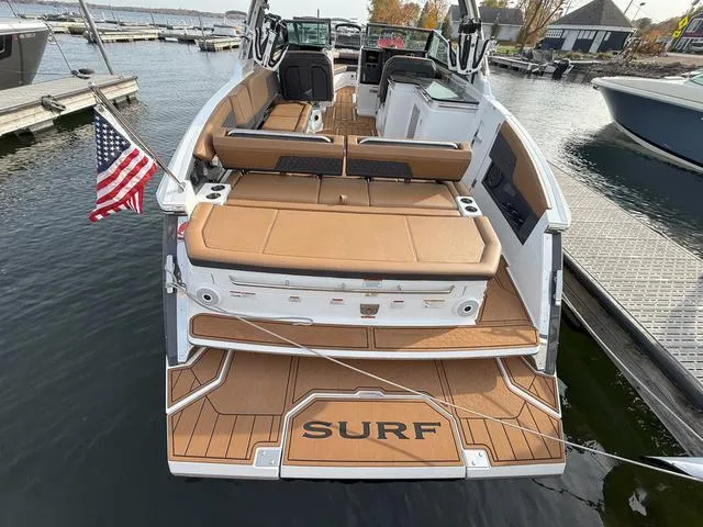 Slide: The Image of Cobalt R33 Surf 2025 - 5