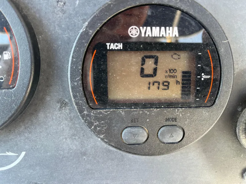 Slide: The Image of Yamaha tachometer on 2004 Boston Whaler 240 Outrage, displaying 179 hours. - 26