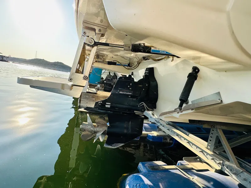 Slide: The Image of 2015 Sea Ray 250 SLX boat engine and propeller in water. - 21