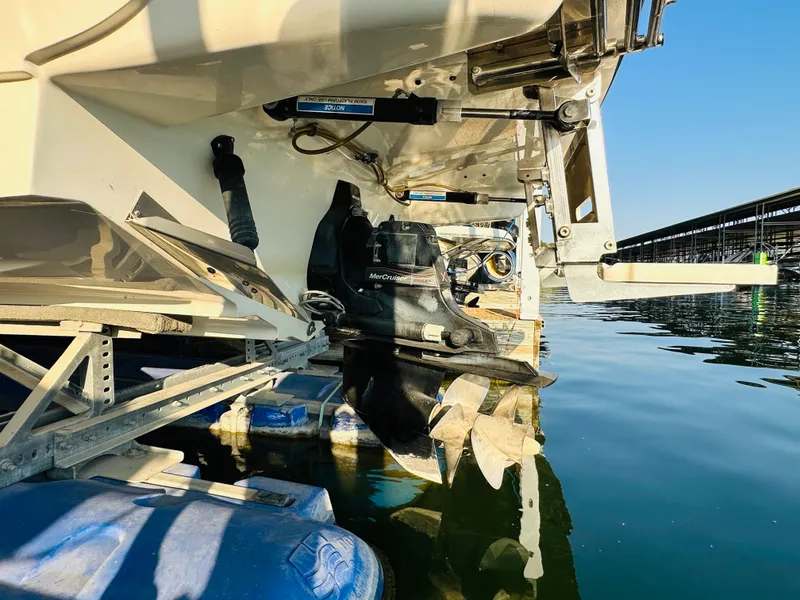 Slide: The Image of 2015 Sea Ray 250 SLX boat stern and propeller in marina water. - 22