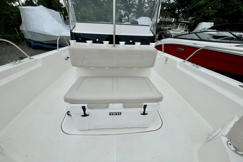 Slide: The Image of Boston Whaler 210 Montauk 2022 - 13
