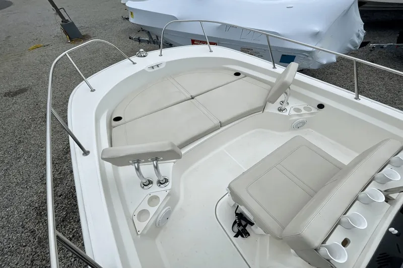 Slide: The Image of Boston Whaler 210 Montauk 2022 - 14
