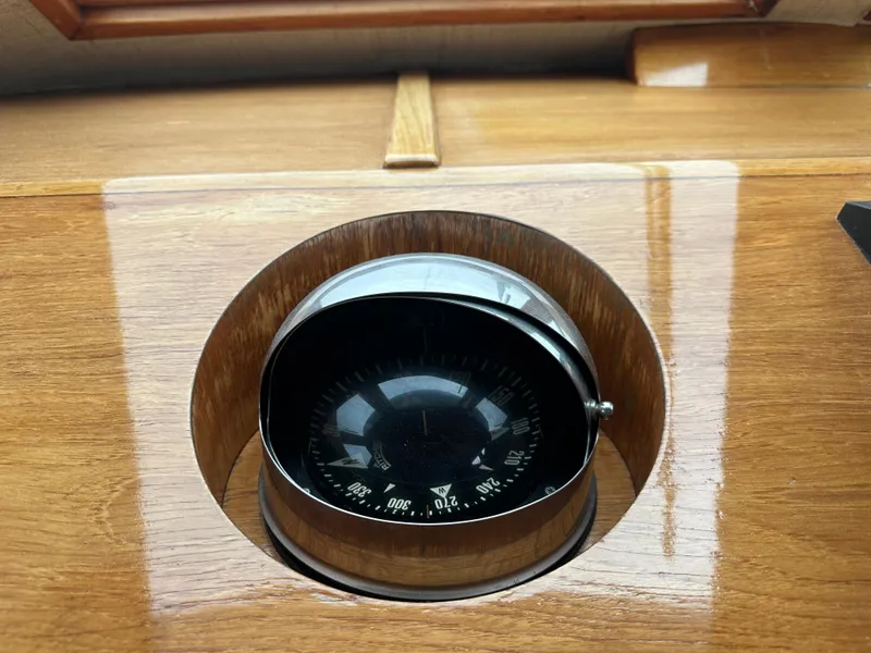 Slide: The Image of Compass on 1986 Wilbur Hunt Yachts, set in polished wooden dashboard. - 30