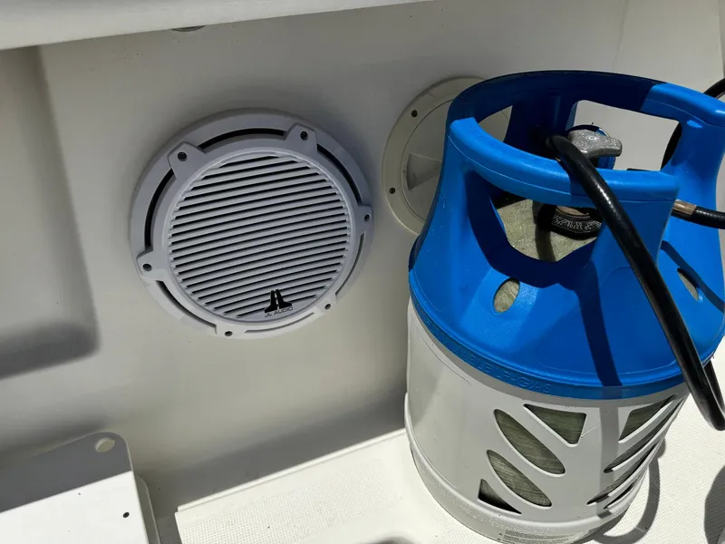 Slide: The Image of Tiara Yachts 3100 Open 2000 model with marine speaker and blue propane tank. - 49