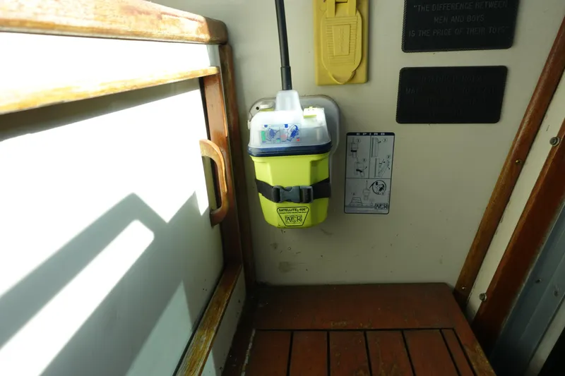 Slide: The Image of Sea Ray 390 Express Cruiser 1985 - 12