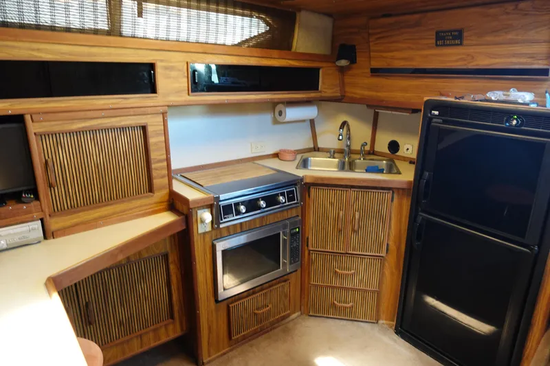 Slide: The Image of Sea Ray 390 Express Cruiser 1985 - 15