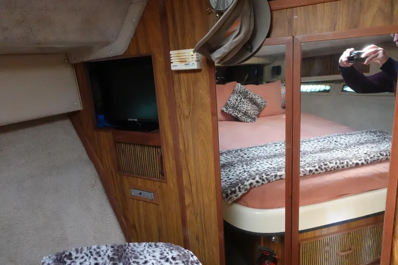 Slide: The Image of Sea Ray 390 Express Cruiser 1985 - 17