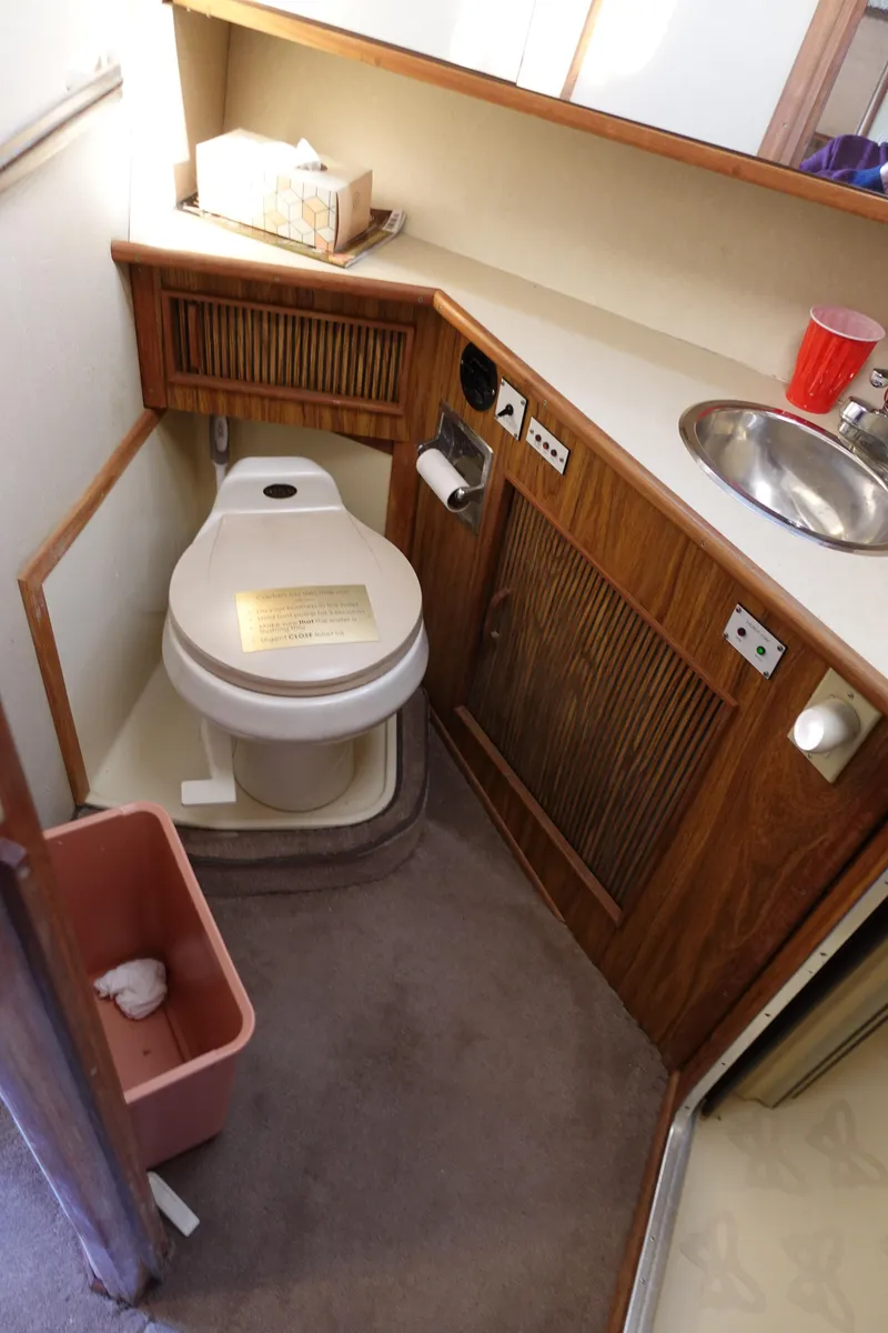 Slide: The Image of Sea Ray 390 Express Cruiser 1985 - 21