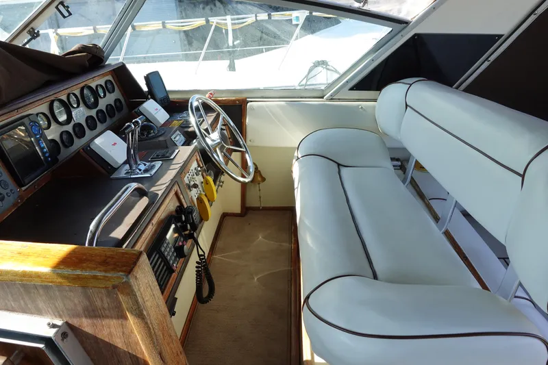 Slide: The Image of Sea Ray 390 Express Cruiser 1985 - 7