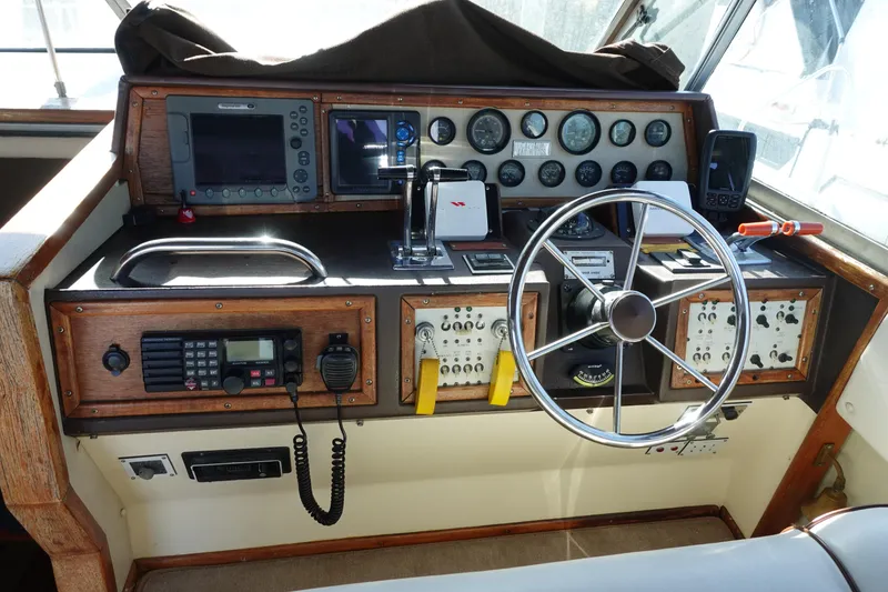 Slide: The Image of Sea Ray 390 Express Cruiser 1985 - 8