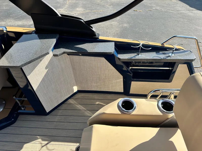 Slide: The Image of Balise HORIZON 24L 2025 boat interior with seating and cup holders. - 8