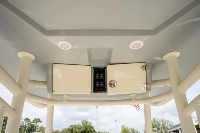 Slide: The Image of Stingray 216 CC 2024 - 11