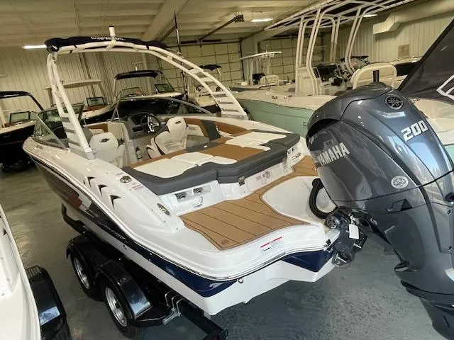 The Image of 2025 Chaparral 21 SSi OB boat with Yamaha 200 engine in showroom. - 0