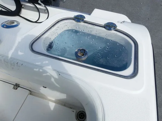 Slide: The Image of Mako 236 CC 2021 - 11