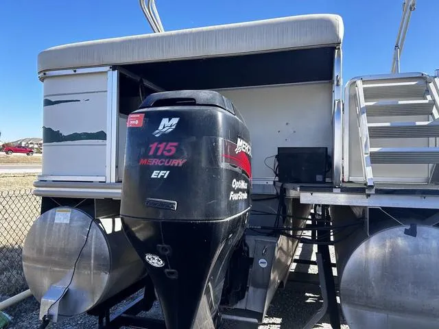 Slide: The Image of Mercury 115 EFI outboard motor on 2003 Fisher FREEDOM 240 DELUXE boat. - 4