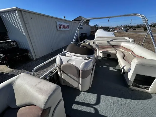 Slide: The Image of 2003 Fisher FREEDOM 240 DELUXE boat interior with steering console and seating. - 6