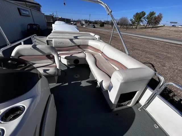 Slide: The Image of 2003 Fisher FREEDOM 240 DELUXE boat interior with steering console and seating. - 7