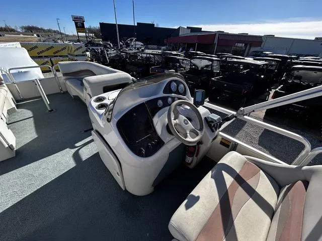 Slide: The Image of 2003 Fisher FREEDOM 240 DELUXE pontoon boat interior with steering console and seating. - 9