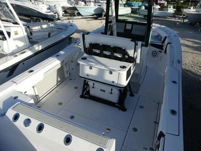 Slide: The Image of Blackfin 252CC 2025 - 11