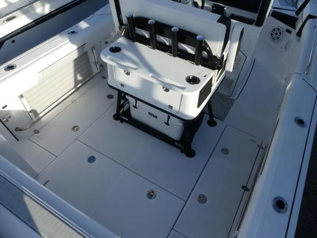 Slide: The Image of Blackfin 252CC 2025 - 12