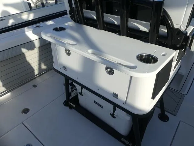 Slide: The Image of Blackfin 252CC 2025 - 15