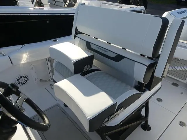 Slide: The Image of Blackfin 252CC 2025 - 18