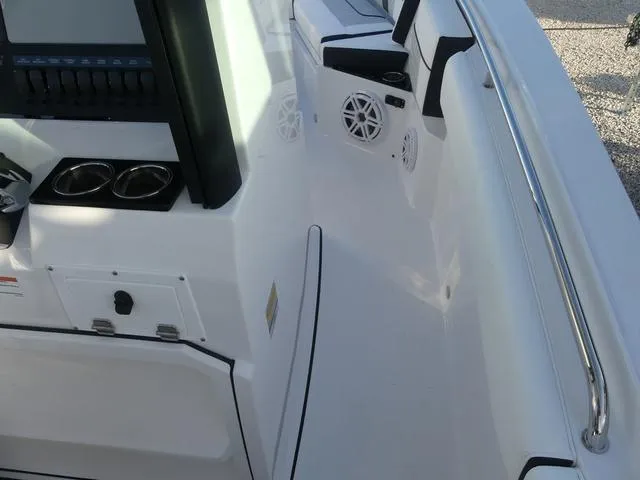 Slide: The Image of Blackfin 252CC 2025 - 26