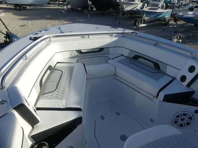 Slide: The Image of Blackfin 252CC 2025 - 28