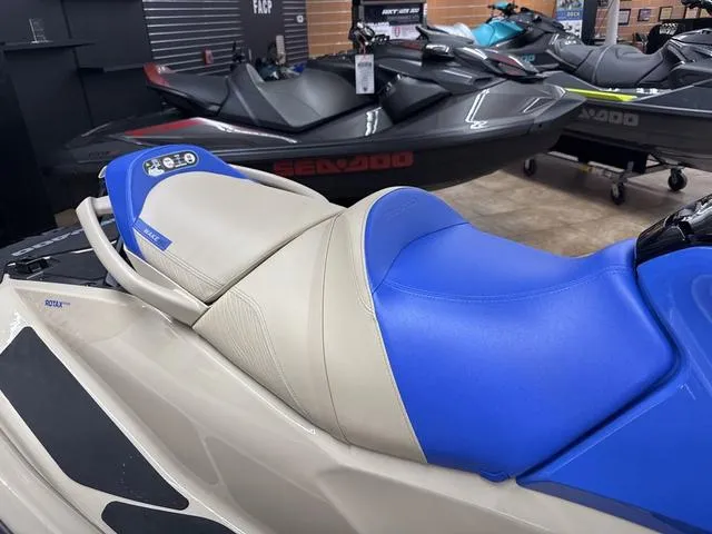 Slide: The Image of Sea-Doo Wake 2025 - 14