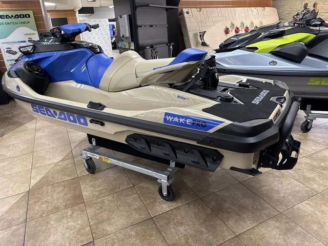 Slide: The Image of Sea-Doo Wake 2025 - 3