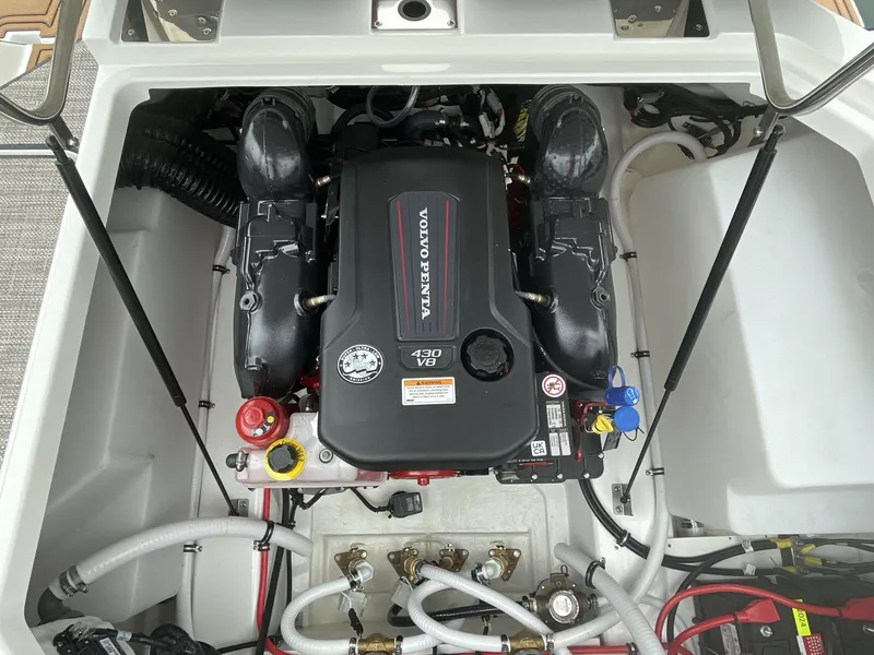 Slide: The Image of Cobalt R8 Surf 2025 - 404