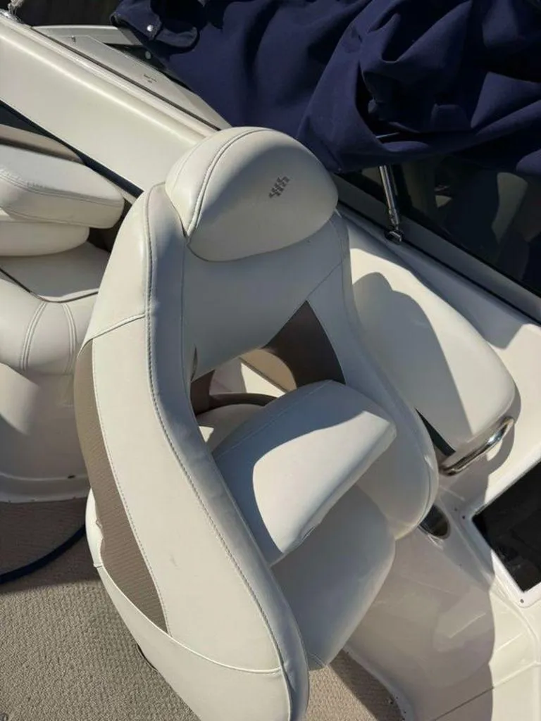Slide: The Image of White leather seat on 2004 Four Winns 230 Horizon boat. - 5