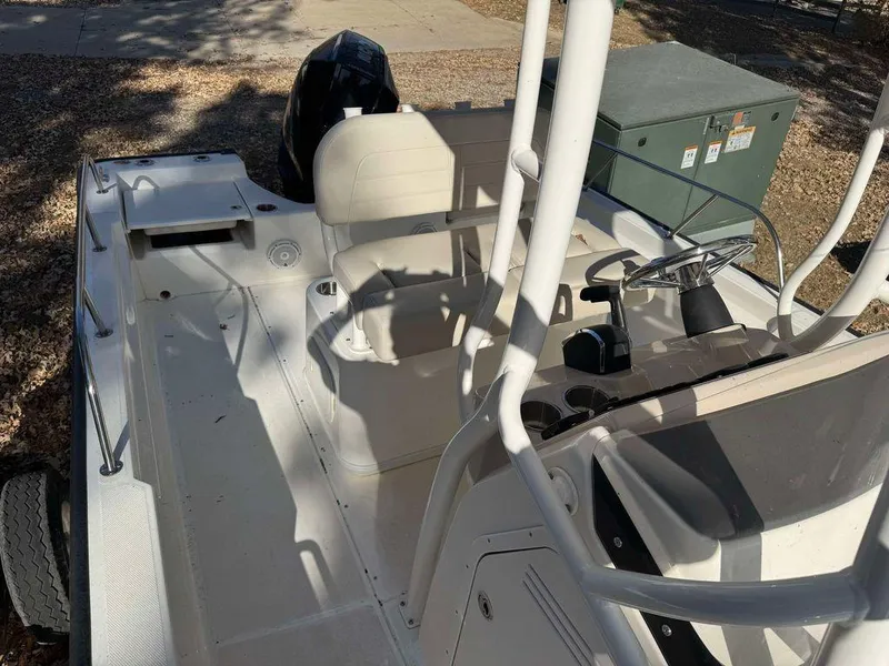 Slide: The Image of Boston Whaler 210 Montauk 2023 - 4